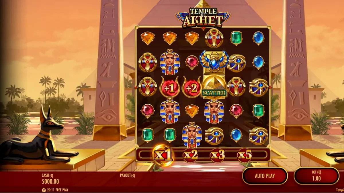 Tampilan visual slot Temple of Akhet dengan latar belakang piramida dan simbol Mesir Kuno